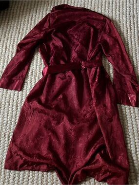 Vintage 40s burgundy, satin embossed robe with tassle sash Sz XXL